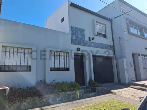 10 entre 512 bis y 513 - CASA EN VENTA DE 3 DORMITORIOS