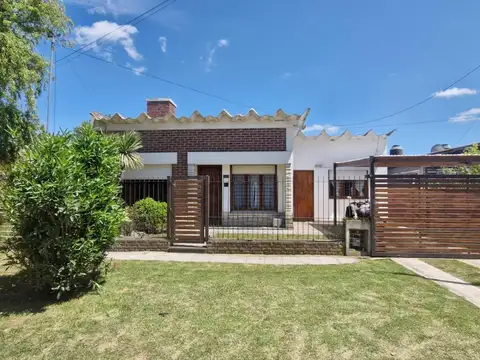 Casa en venta - 2 Dormitorios 1 Baño - Cochera - 213Mts2 - Mar del Plata