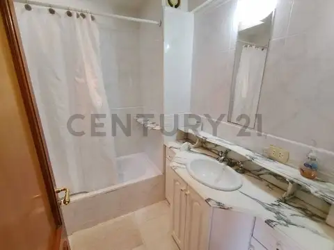 Casa en Alquiler con 1 cochera