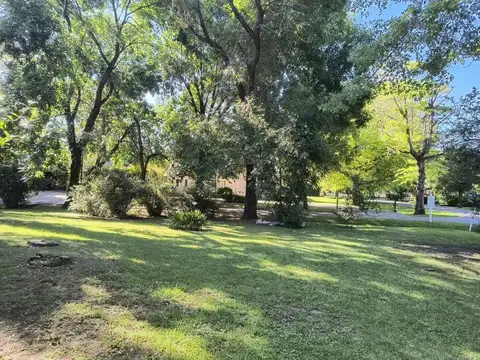 Venta. Casa de estilo tradicional sobre amplio lote.