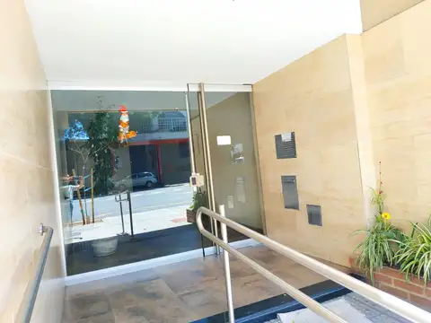 Excelente monoambiente con balcón.-
