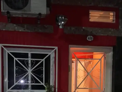 Excelente monoambiente con balcón.-