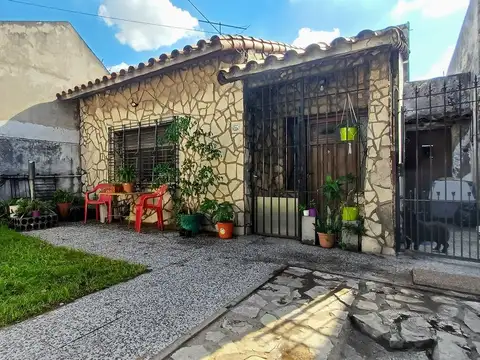 CASA CON 2/3 DORM.+FONDO+QUINCHO + LOCAL Y COCHERA