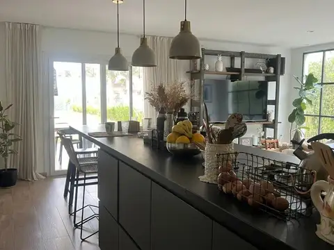 Casa 6 ambientes con 4 baños