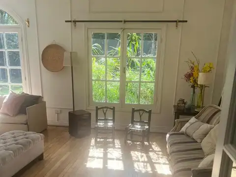 Casa 8 ambientes con 4 baños