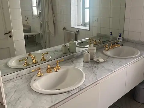 Casa 8 ambientes con 4 baños