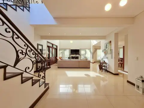 Casa en Venta en Abril Club De Campo, USD 700.000