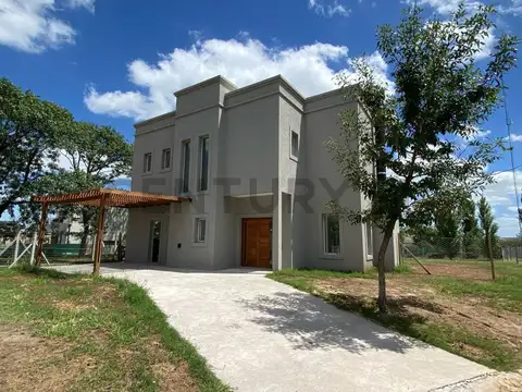 CASA CON PILETA CON FONDO A PULMON