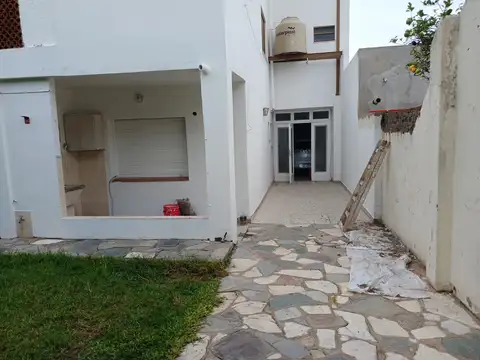 Casa de 3 ambientes en alquiler, con cochera y jardin