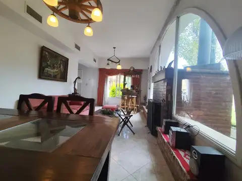 Casa 5 ambientes con 2 baños