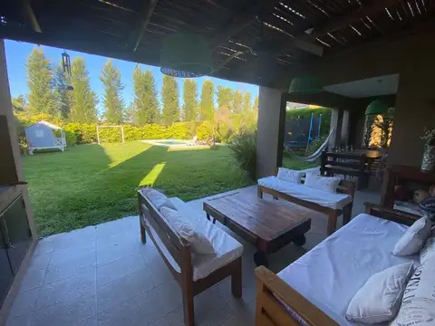 Casa en Alquiler con 1 cochera