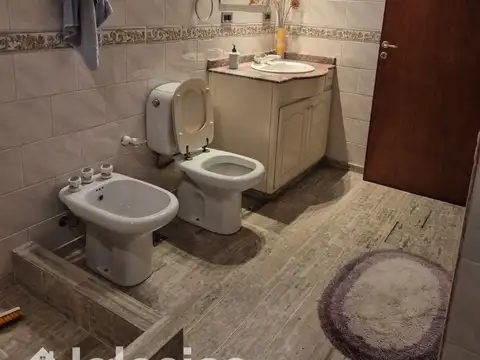 Casa 5 ambientes con 2 baños