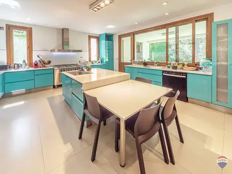 Venta casa 7 amb en Parque Leloir pileta cocheras