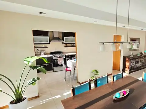 CASA DE 5 AMBIENTES CON PARQUE