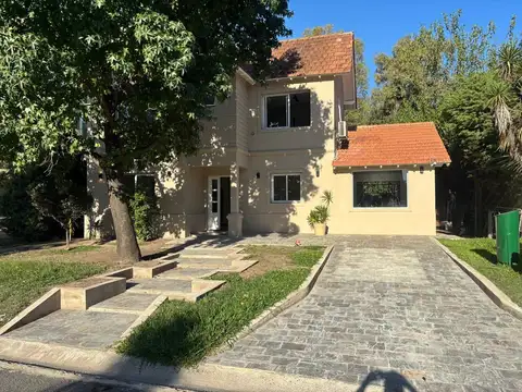 Casa en Barrio Cerrado Haras María Elena | Parque, Piscina y Cochera para 3 Autos