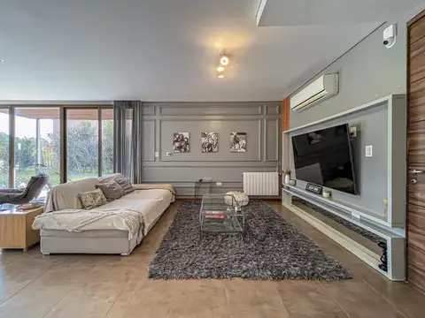 Casa 8 ambientes con 3 baños