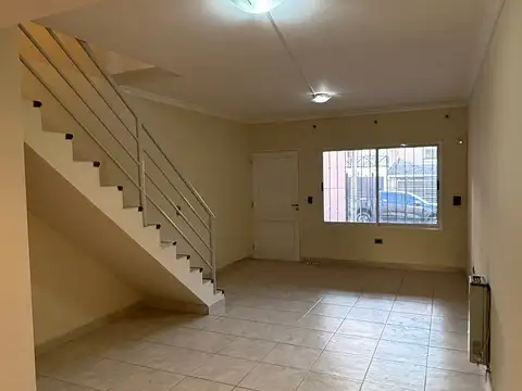 Casa en Alquiler en Barrio Grand Bourg, $ 1.200.000
