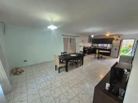 Casa 6 ambientes con 2 baños
