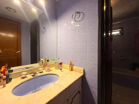 Casa 6 ambientes con 2 baños