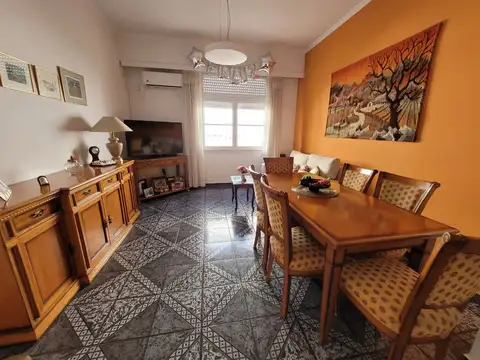 Departamento  3 amb al contrafrente en 3° piso p/ escalera. Cocina independiente. Súper luminoso.Amplio jardín y terraza común! A una cuadra del parque 