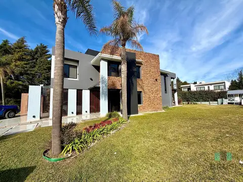 Casa 5 ambientes con 5 baños