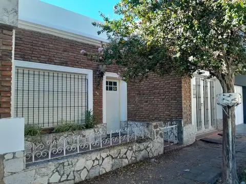 VENTA CASA, 2 DORMITORIOS, BARRIO ITURRASPE!