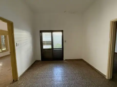 Casa 7 ambientes con 1 baño