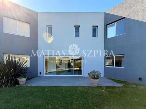 Casa en Venta en Barrio Privado Astorga, USD 380.000