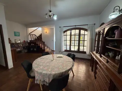 Casa con 3 dormitorios, cochera, quincho, jardin y piscina en venta