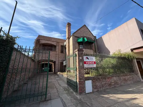 Casa con 3 dormitorios, cochera, quincho, jardin y piscina en venta