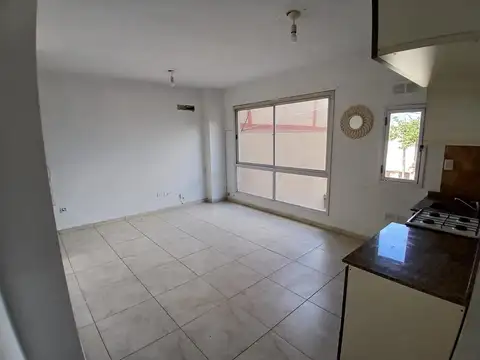   ALQUILADO   2  AMB., EN 1º PISO AL FRENTE MUY LUMINOSO
