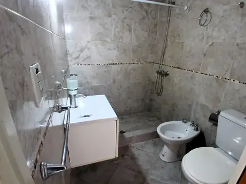   ALQUILADO   2  AMB., EN 1º PISO AL FRENTE MUY LUMINOSO