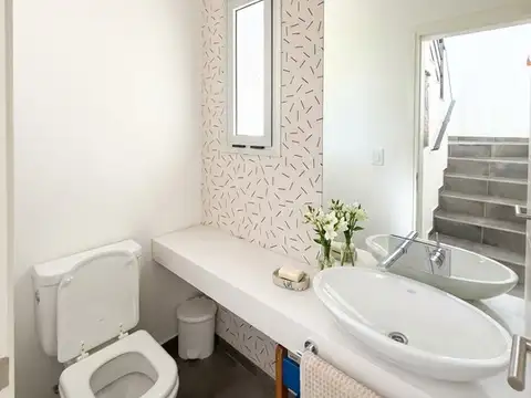 Casa en Alquiler con 2 cocheras