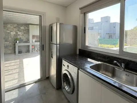 Casa 4 ambientes con 2 baños
