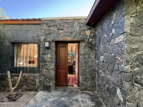 VENTA -CASA 1 DORMITORIO + GRAN VESTIDOR - ASCOCHINGA