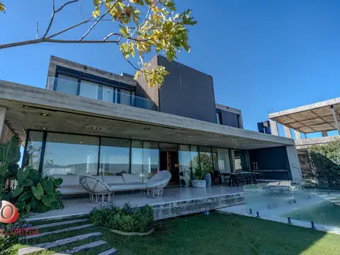 Casa 5 ambientes con 5 baños