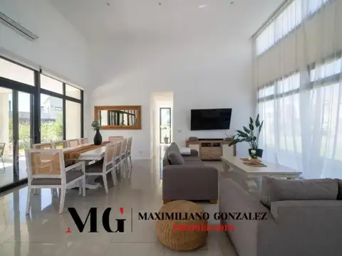 Casa en Venta con 3 cocheras