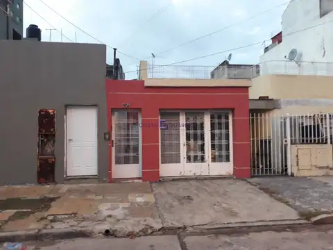 Excelente PH de 2 ambientes por pasillo interno con patio y terraza