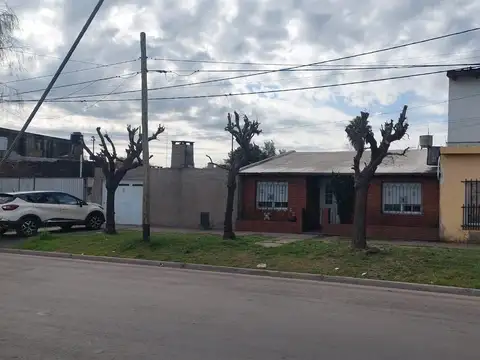 Venta Casa 2 dormitorios, cochera, local comercial y departamento en PA - Barrio Moreno, San Lorenzo