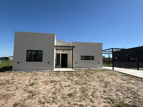 Venta casa en barrio Belleville, cuatro ambientes Canning