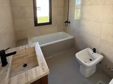 Casa 4 ambientes con 2 baños