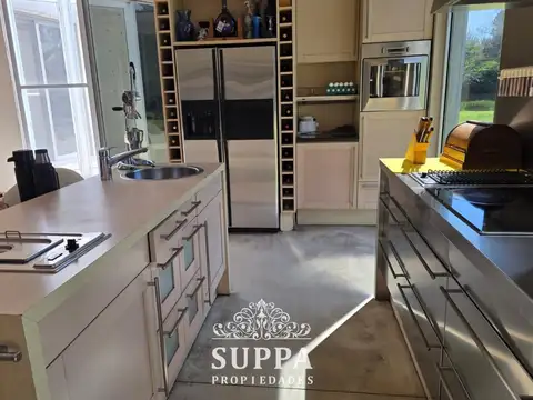 Casa 8 ambientes con 5 baños
