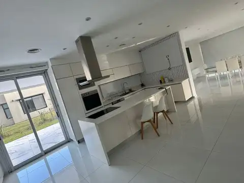Casa 7 ambientes con 5 baños