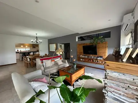 Casa 7 ambientes en Fincas de San Vicente Sporting