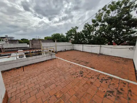 Excelente Casa 3 Ambientes al frente c/ Galpon Fondo Libre Patio Terraza y Quincho