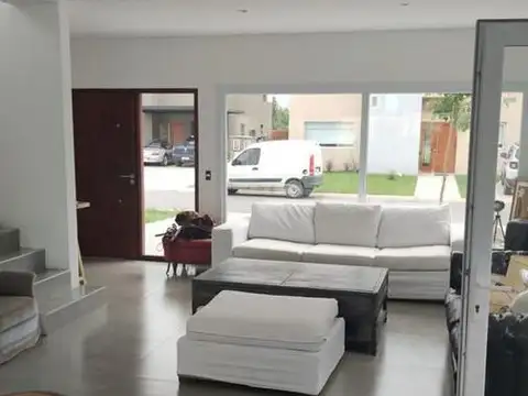 Casa 5 ambientes con 3 baños