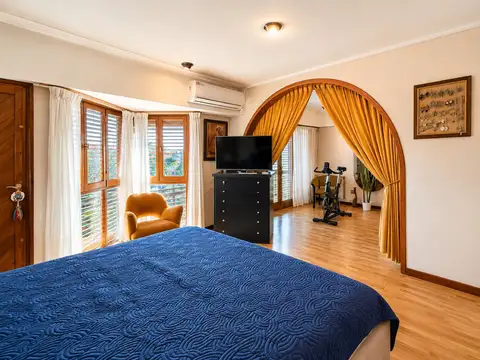 Casa en Venta con 4 cocheras