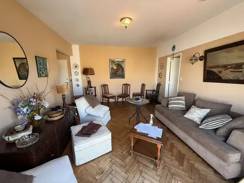Muy buen departamento 3 ambientes con balcón y cochera al frente. Muy luminoso y vista abierta.