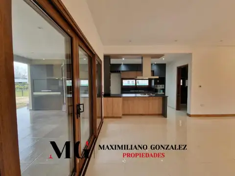 Casa en Alquiler con 4 cocheras