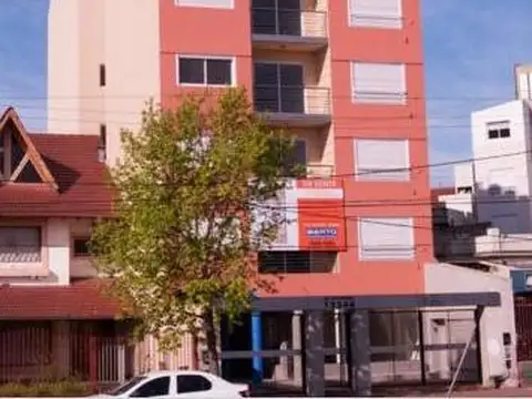 *MUY BUEN DEPTO. 2 AMB. C/BALCÓN Y COCHERA DESCUBIERTA